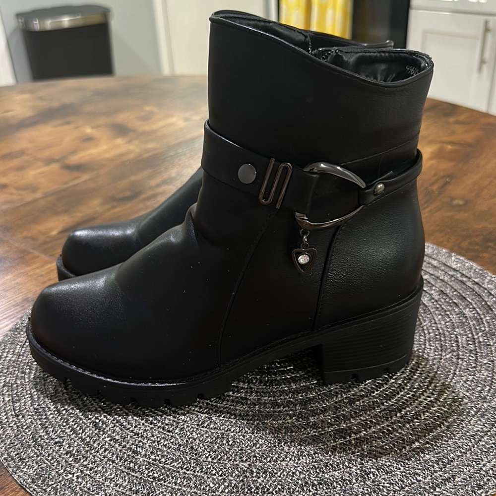 Black Ankle Boots with Chunky Sole and Minimalist Design